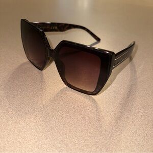 Tahari TH904 oversized Sunglasses brown tortoise